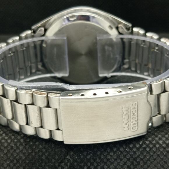 Seiko Red and Silver Men's Watch - Picture 2 of 8